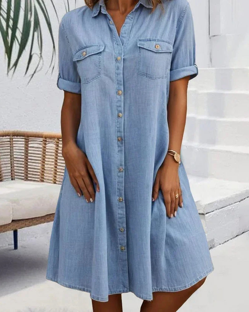 Majbritt – Løs Denim Kjole med Knapper og Rulleærmer