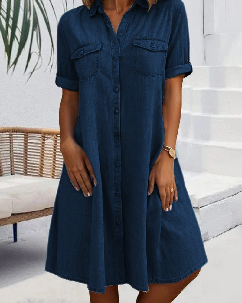 Majbritt – Løs Denim Kjole med Knapper og Rulleærmer