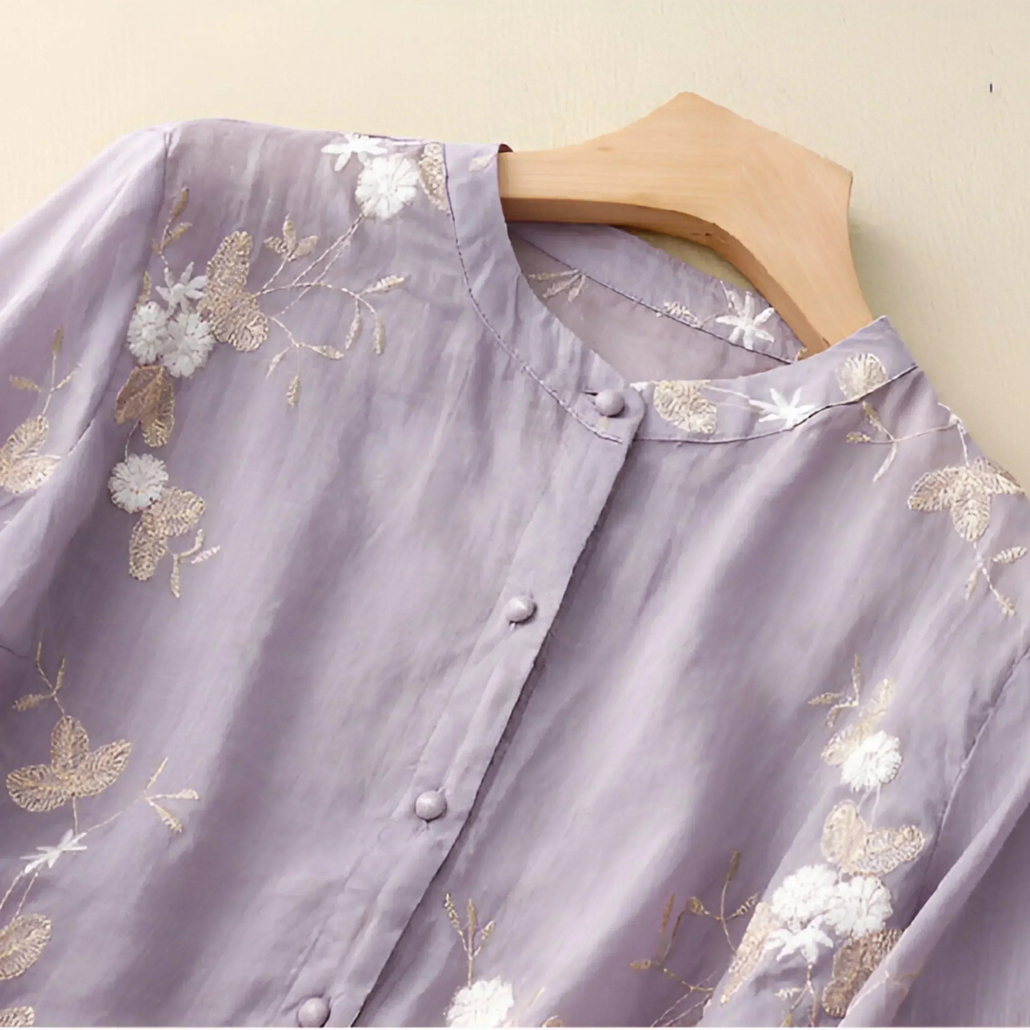 Emilie - Top med broderede blomster